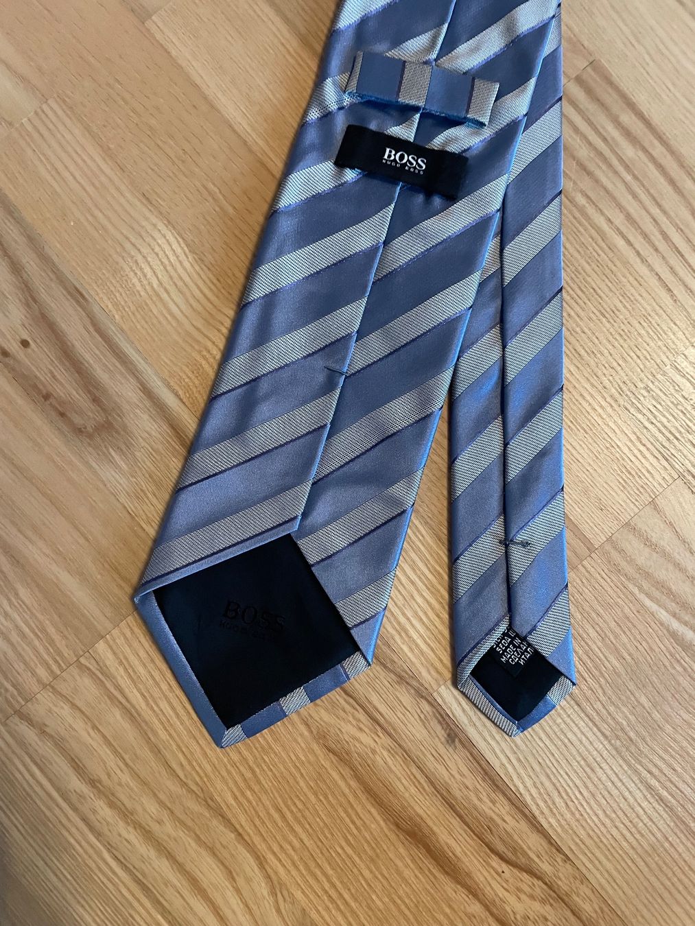 Hugo Boss Krawatten: Elegante BOSS Krawatte Seide gestreift blau – Gebraucht aus Brüttisellen von ThommyK 1