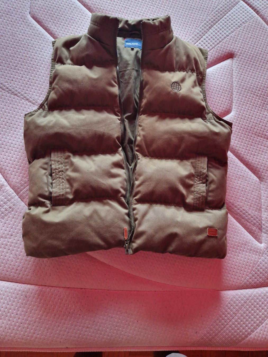 Gilets & Westen: Gilet chic matelassé avec capuche – Neu (gemäss Beschreibung) aus Fribourg von mat_8jys
