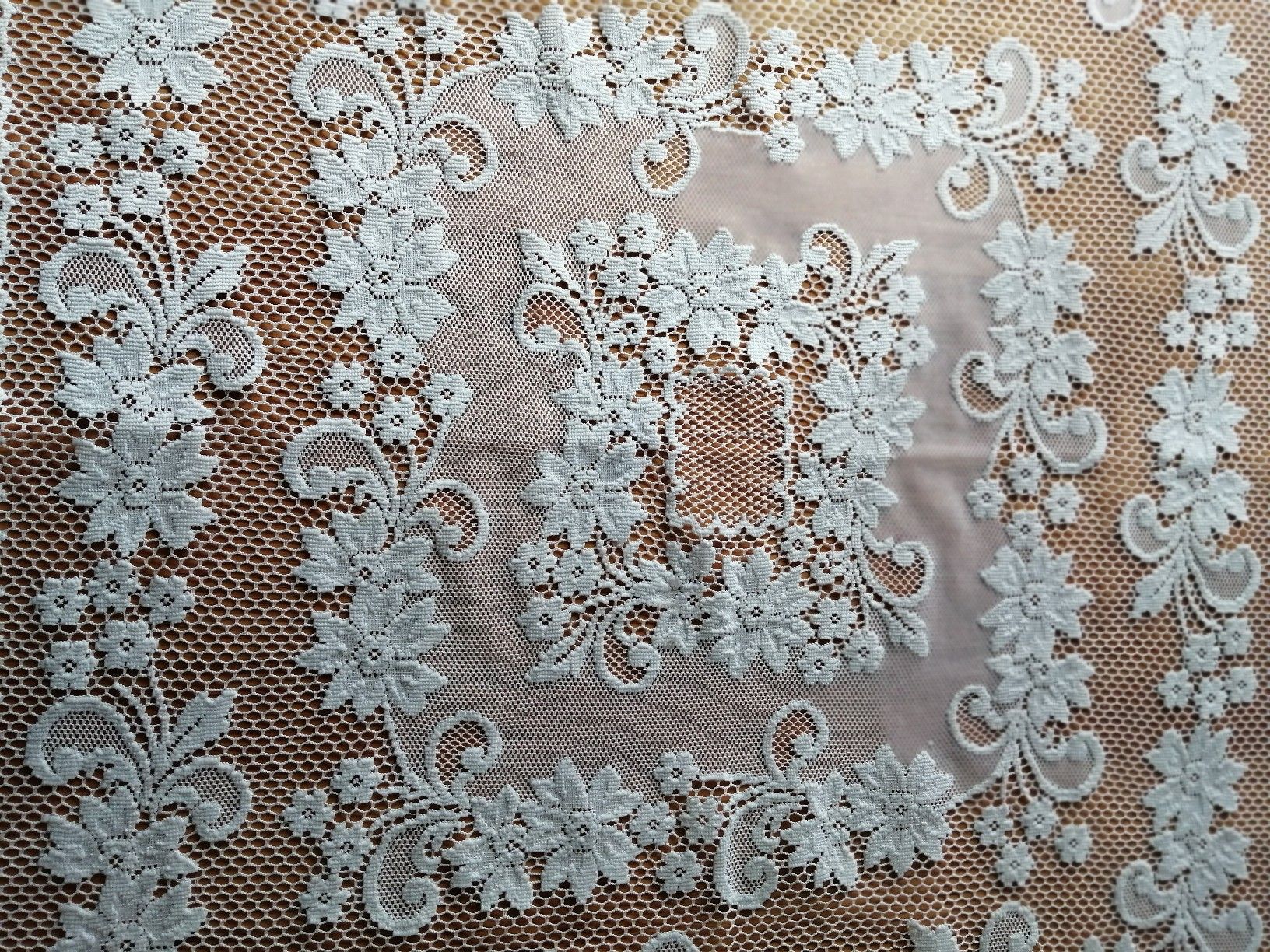 Altra biancheria da tavola: Spitzendecke weiss mit Blumenmuster 90x86cm gebraucht – Usato da Honau venduto da holunder3 1