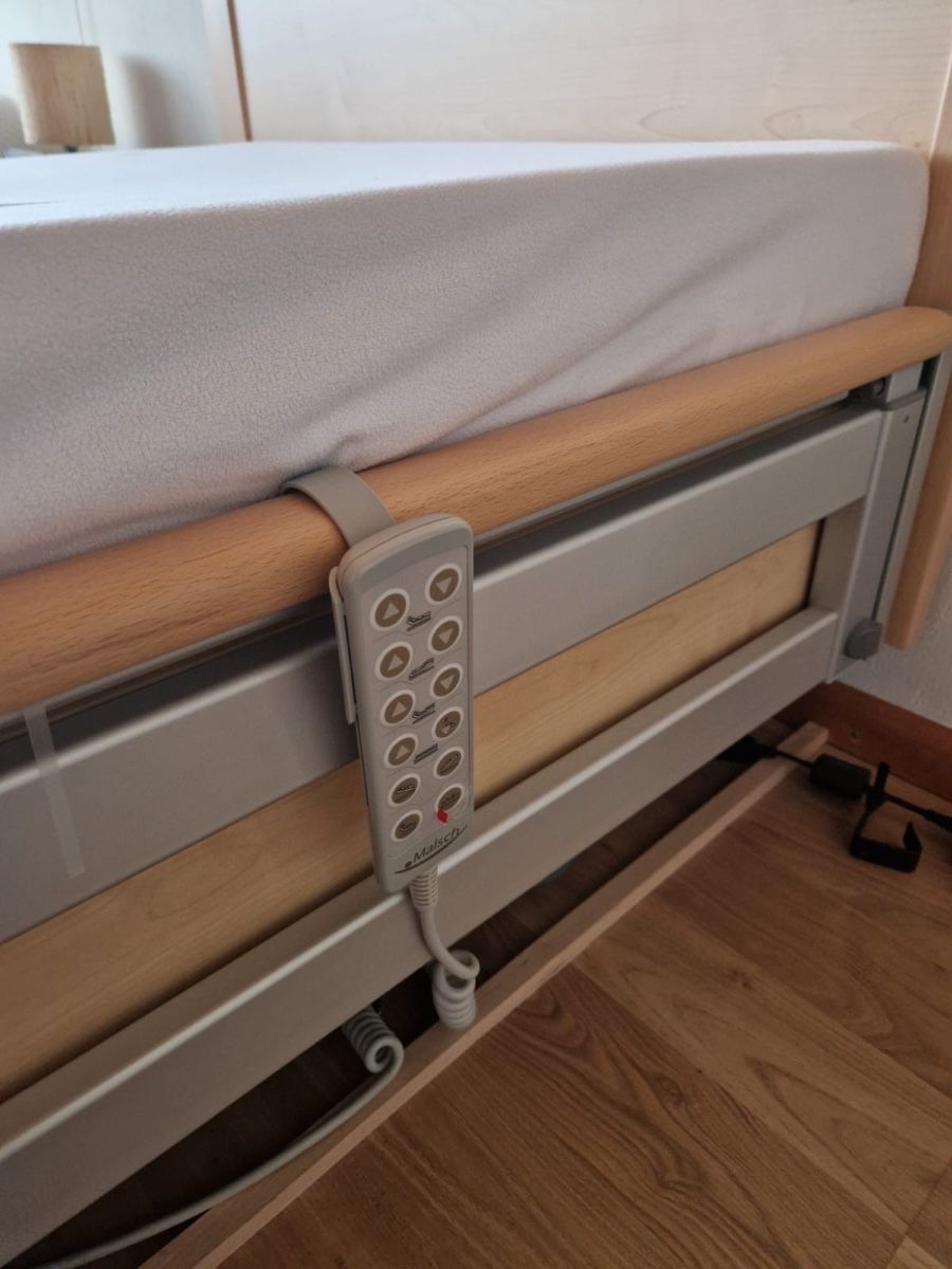 Letti: Pflegebett Iris 16-400 GS mit Matratze – Usato da St.Gallenkappel venduto da Pase1990 2