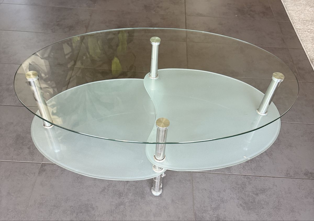 Tables: Couchtisch oval Glas und Milchglas mit Metallfüssen – D'occasion à Düdingen par Elisa666 1