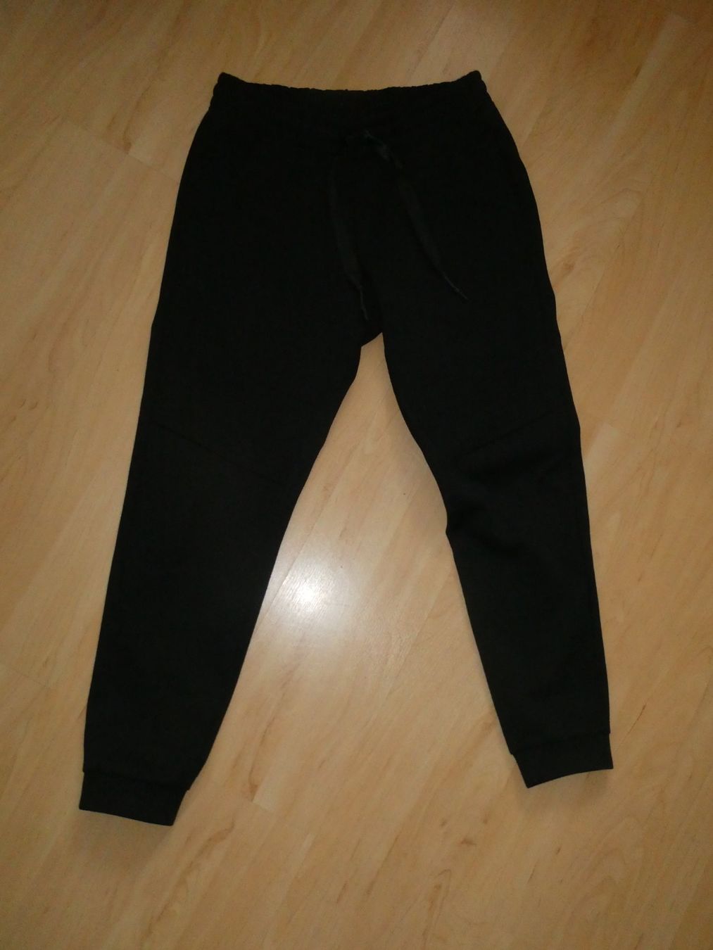 Pantaloni: Schwarze Trainingshose Gr. M – Usato da Mels venduto da KOSL 1