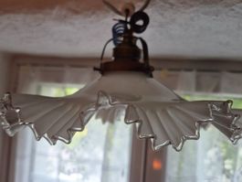 Lampe ancienne en opaline, montage en laiton