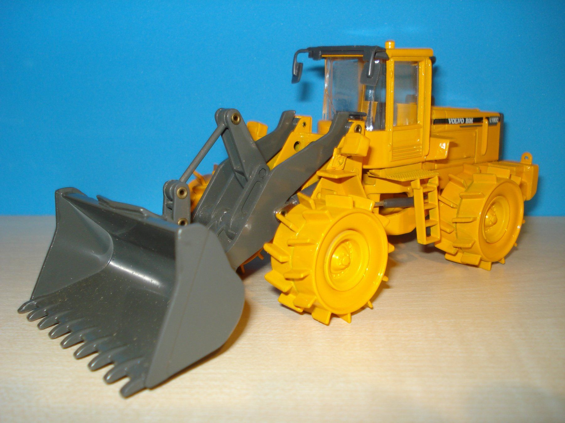 Modellbausätze & Standmodelle: VOLVO BM L 180 C Radlader / Compactor – Neu (gemäss Beschreibung) aus Mitlödi von worker04 1