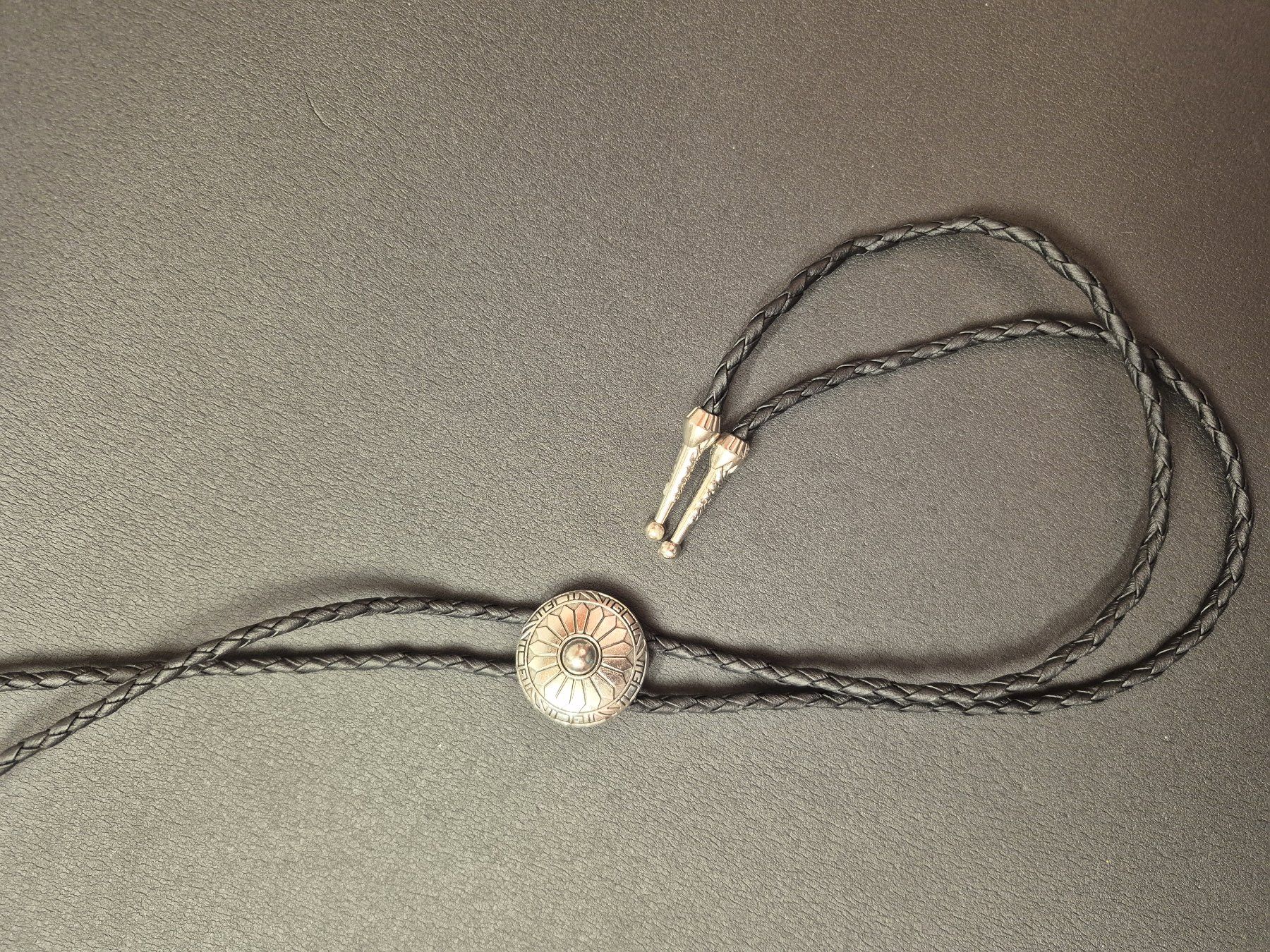 Cravatte: 46) Bolo-Tie Westernkrawatte Concho Muster Silber – Nuovo e nell'imballaggio originale da Aeschau venduto da AtelierAltholz 1