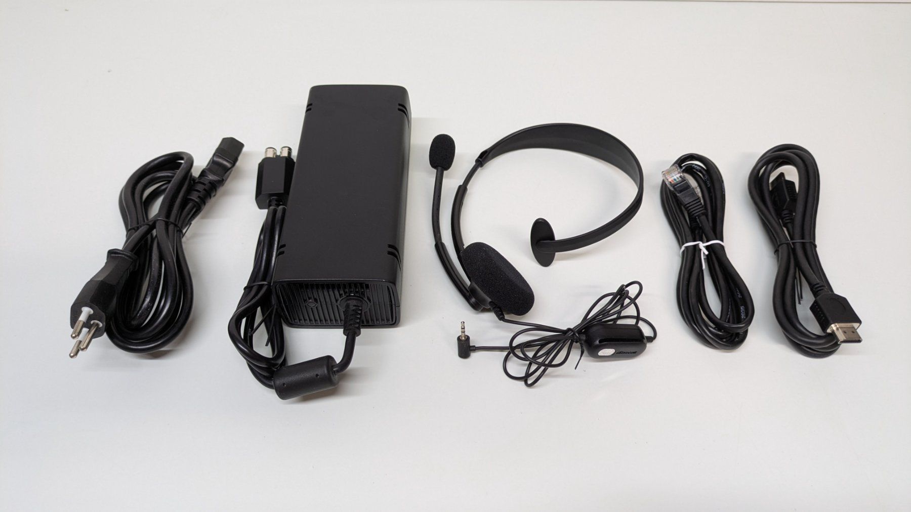 Microsoft Console: Microsoft Xbox 360 S, 2 Controller, 10 Spiele – Usato da Menziken venduto da mame18 9