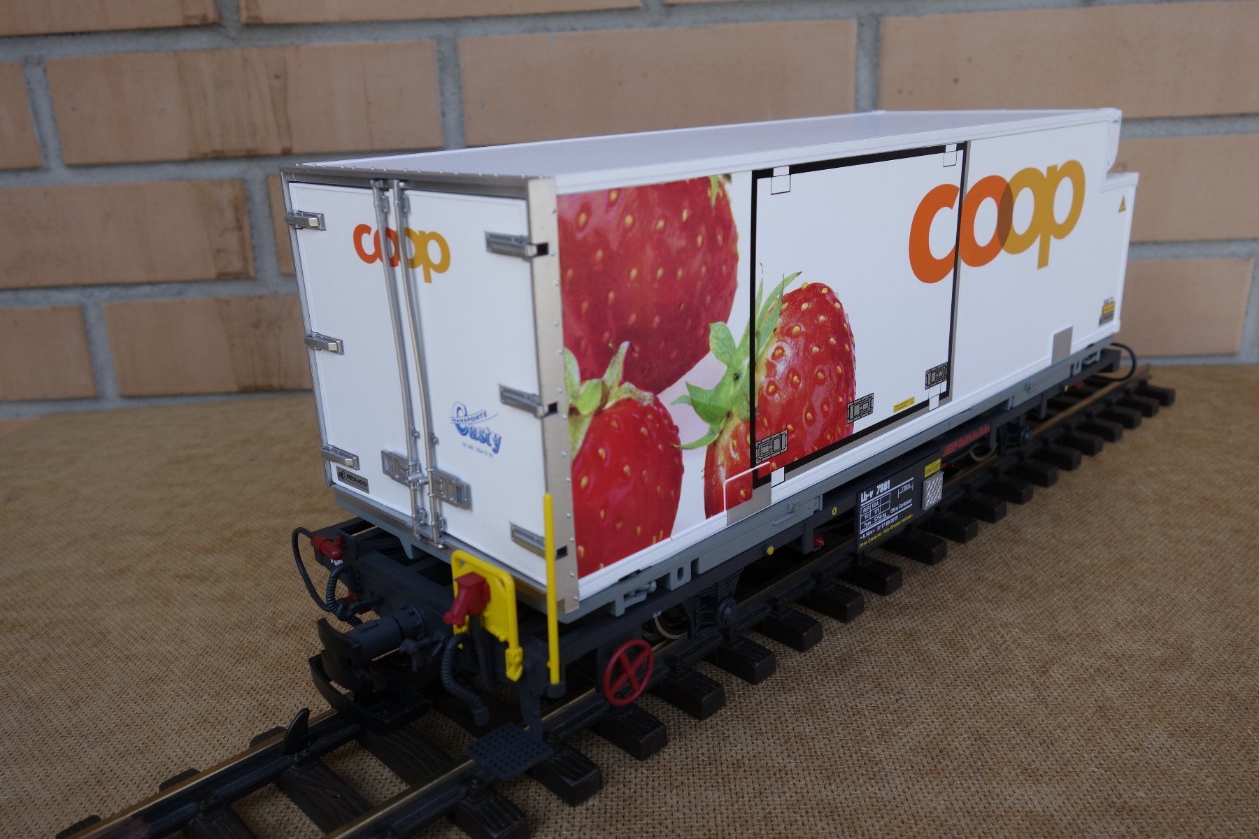 LGB Modelleisenbahnen: Rh.B Containerwagen LGB 45893 Erdbeere selten – Gebraucht aus Kappelen von Somsom02 2