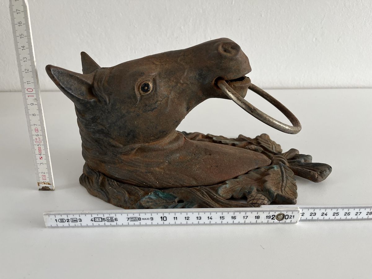 Statuette: Pferdekopf mit Ring aus Gusseisen  – Usato da Wetzikon ZH venduto da seli03 9