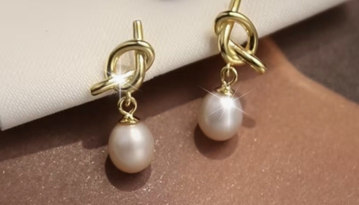 Orecchini pendenti & Orecchini a lobo: Ohrringe mit Perle und mit goldenem  Knoten – Nuovo e nell'imballaggio originale da Saanen venduto da SoniaMichaela