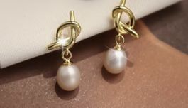 Ohrringe mit Perle und mit goldenem  Knoten