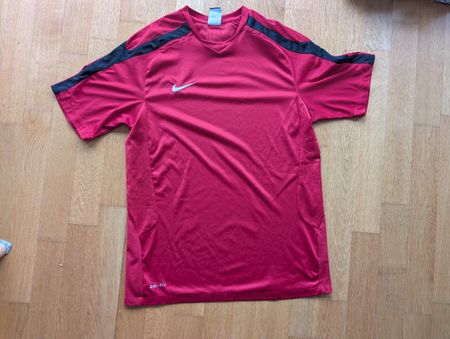 Rotes Nike Fussball Trikot, Dri-FIT, Grösse M