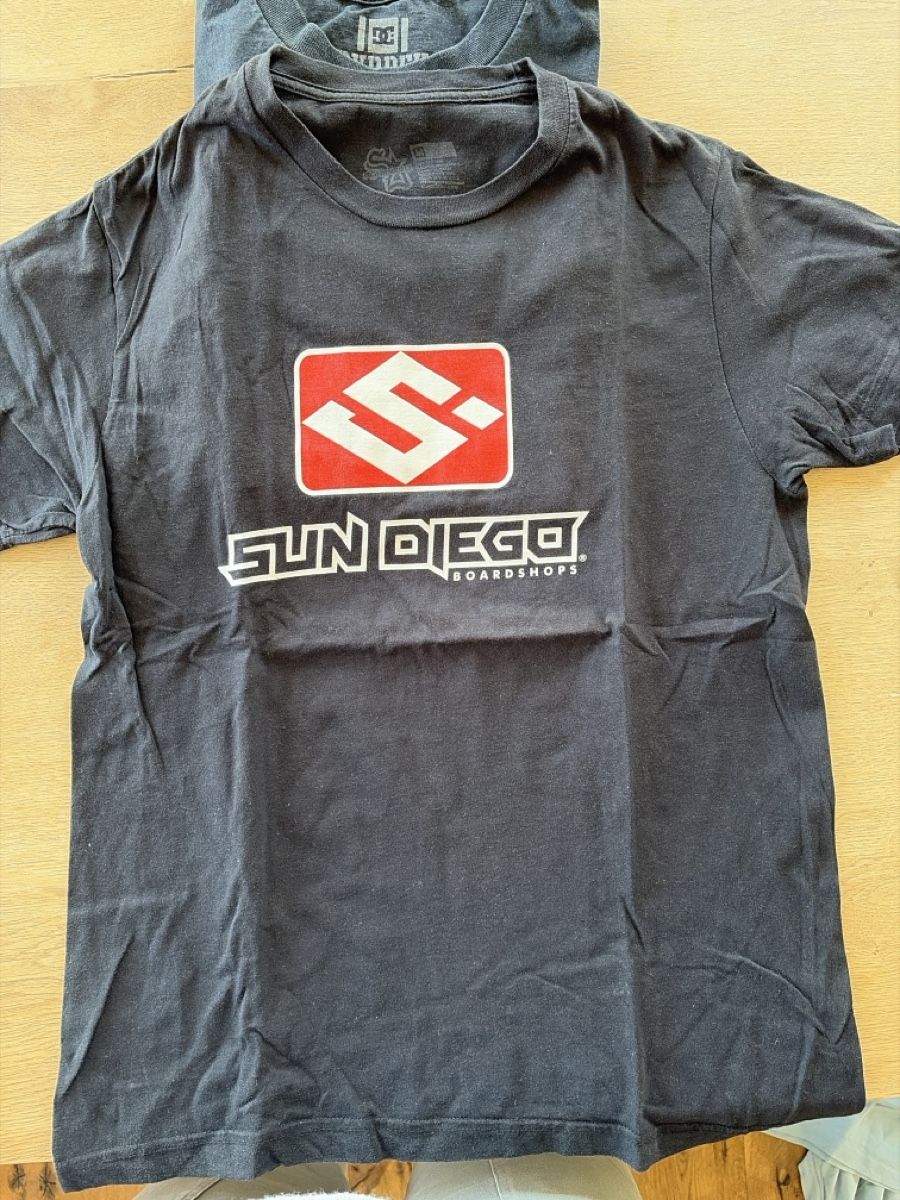 T-shirt: Vier schwarze T Shirts m – Usato da speicher venduto da danicole 3