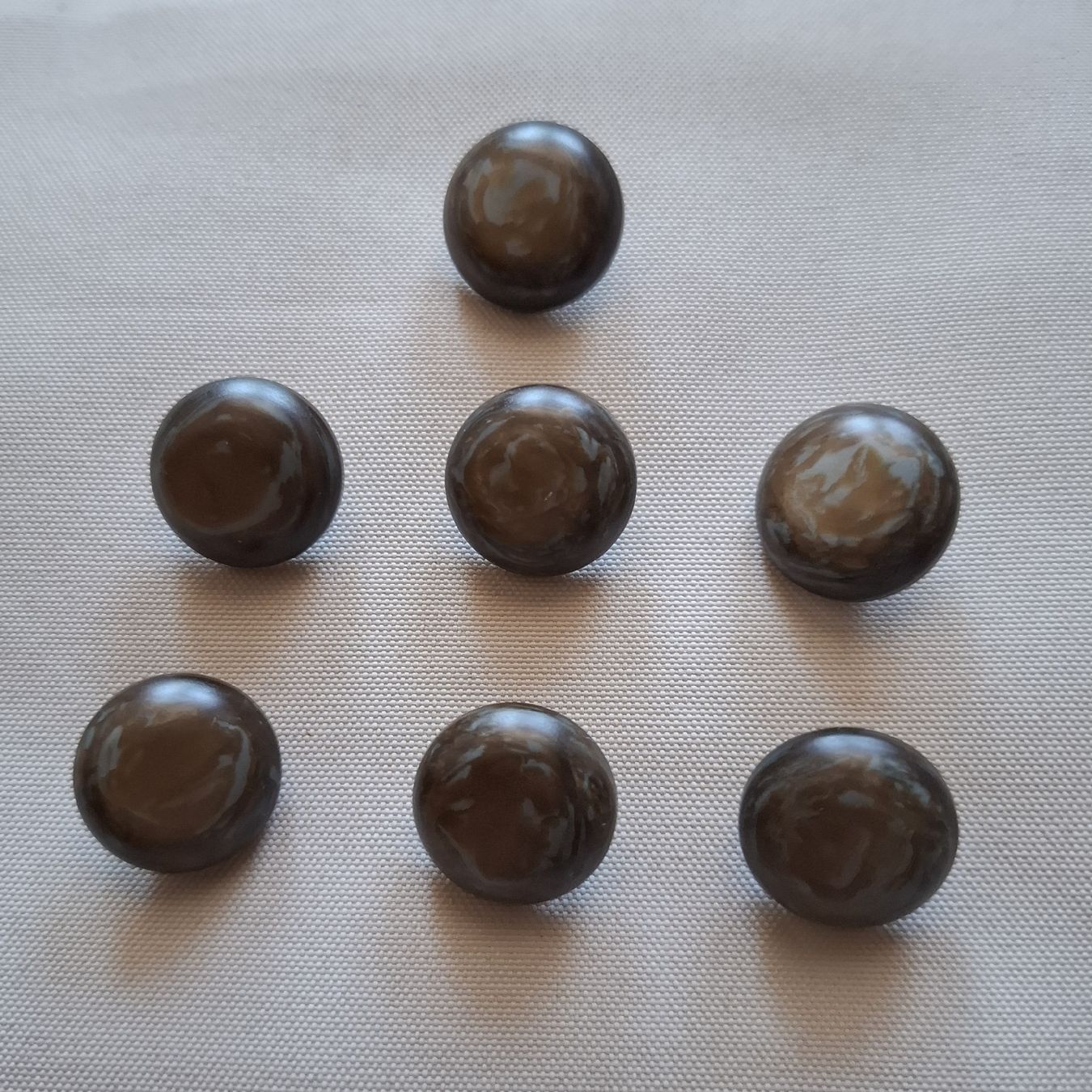 Bottoni: 7 Knöpfe, beige- braun- grau marmoriert , 18 mm. – Nuovo (secondo la descrizione) da Dietikon venduto da Hirschkopf
