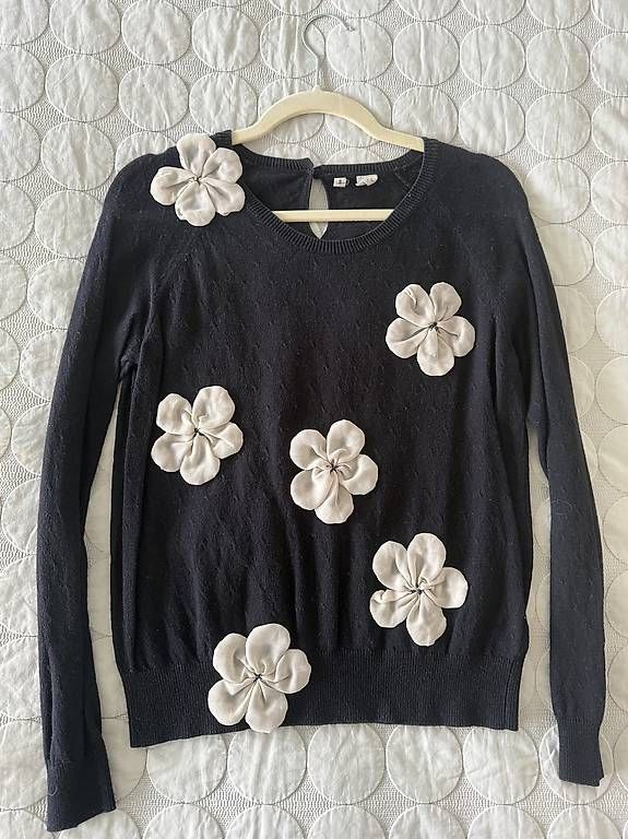 Maglioni & Felpe: Moth Pullover Schwarz mit Blumenapplikationen - Grösse M – Usato da Wangen SZ venduto da JoannaRytw