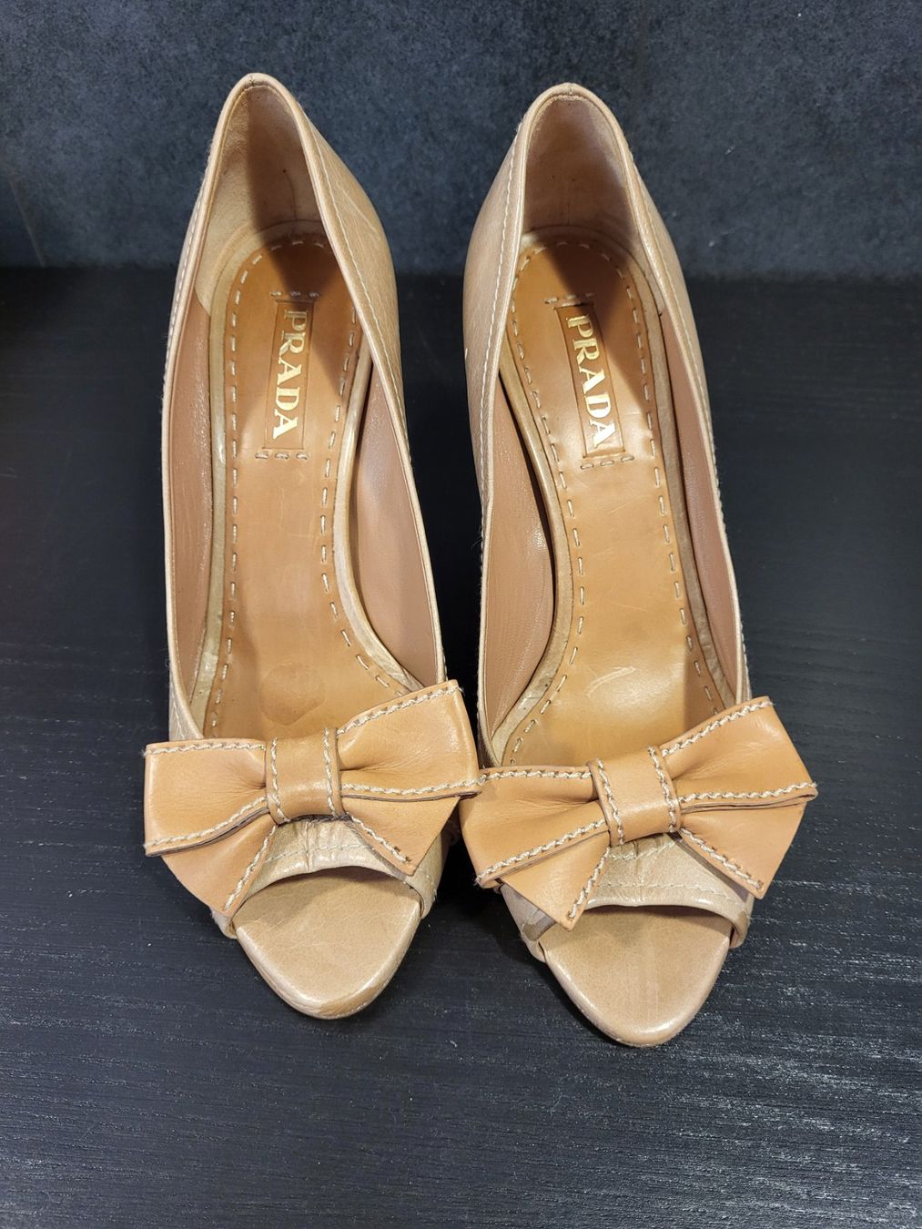Prada Scarpe da donna: Prada Pumps Schleife Leder beige Groesse 40 – Nuovo (secondo la descrizione) da Locarno venduto da ernsthofmann