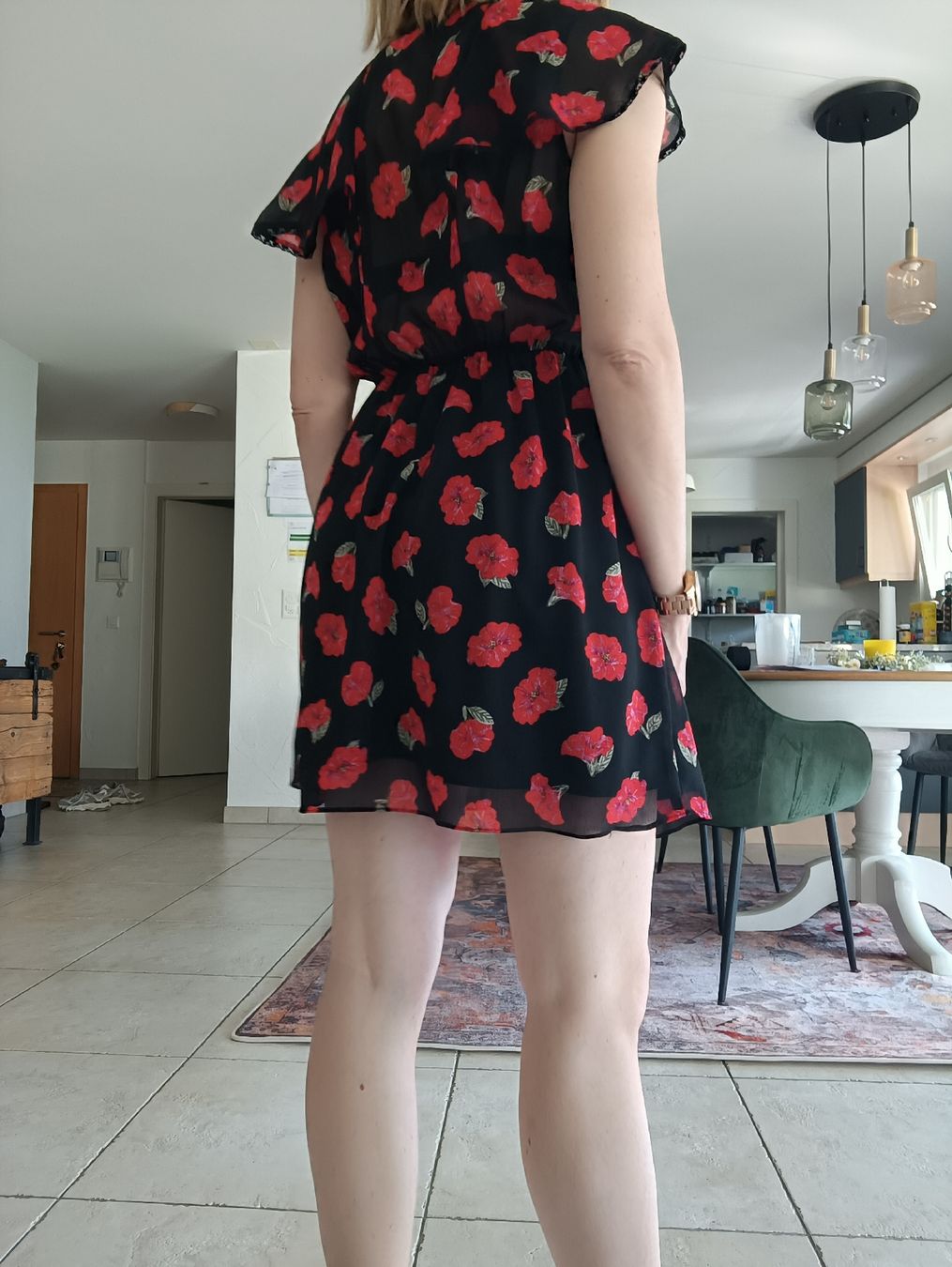 Vestiti: ROBE ÉTÉ NOIR À FLEURS ROUGES – Usato da Sierre venduto da shirley04 3