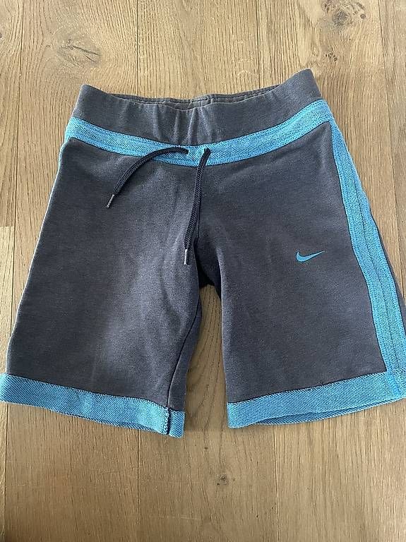 Pantaloni: Short NIKE 9 ans 134 cm – Usato da La Sarraz venduto da lenamoser