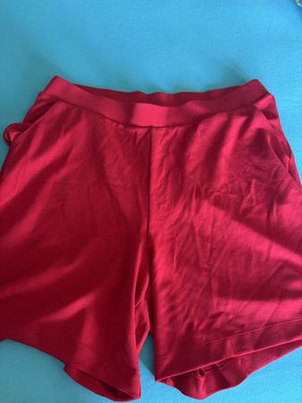 XXL! Kurze, rote Sommerhose für Damen