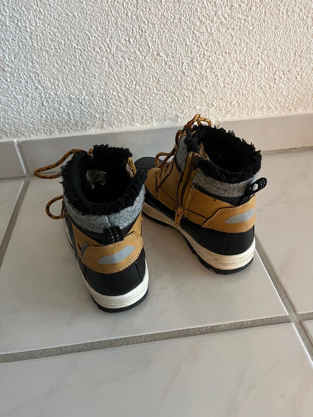 Schuhe für Jungen: Winterschuhe Grösse 33, neuwertig – Gebraucht aus Konolfingen von takkie 2