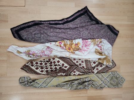 Lot de 4 foulards carrés soie  motifs variés 