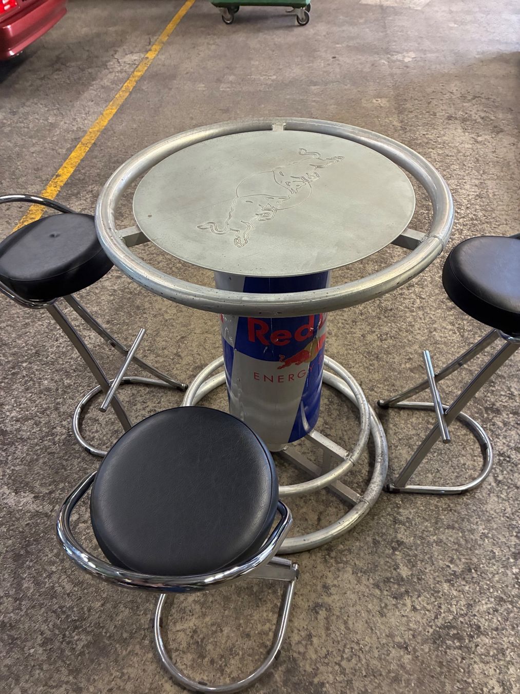 Hocker: Red Bull Bartisch mit 3 Barhocker – Gebraucht aus Belp von Kbasic 4