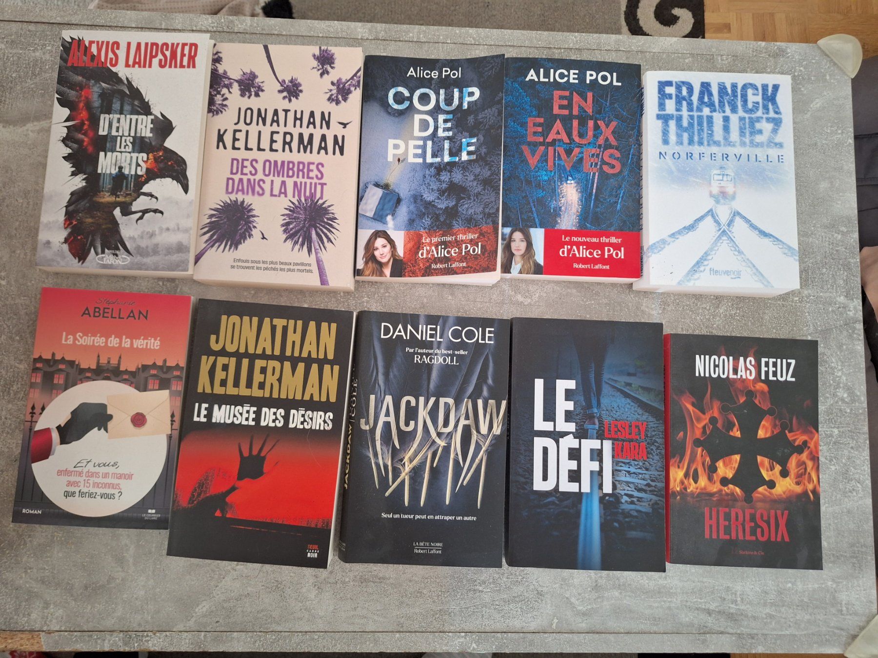 Libri: Divers livrés Thrillers/Suspens – Usato da Treyvaux venduto da car_bn97