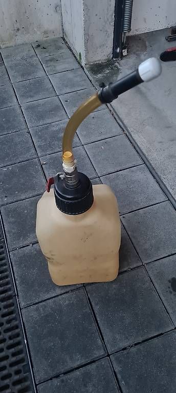 Bidons d’essence: Benzin Kanister – D'occasion à Horgen par Cule19