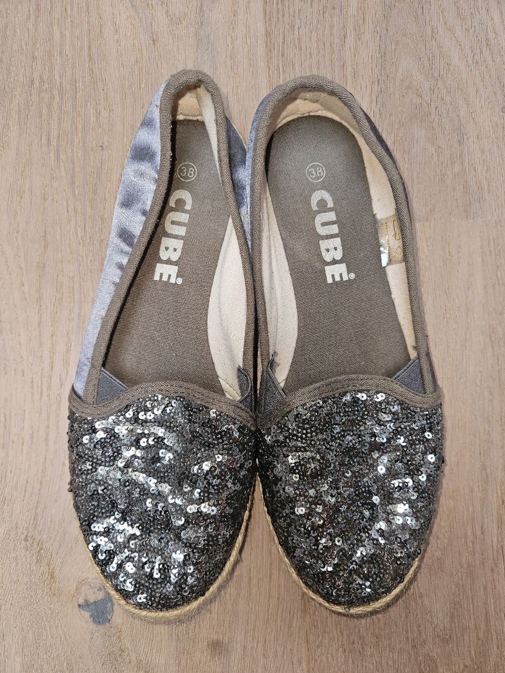 Cube Scarpe da donna: Cube Espadrilles, Size 38, Grey Sequin - Summer Flats! – Usato da Appenzell venduto da Thename___