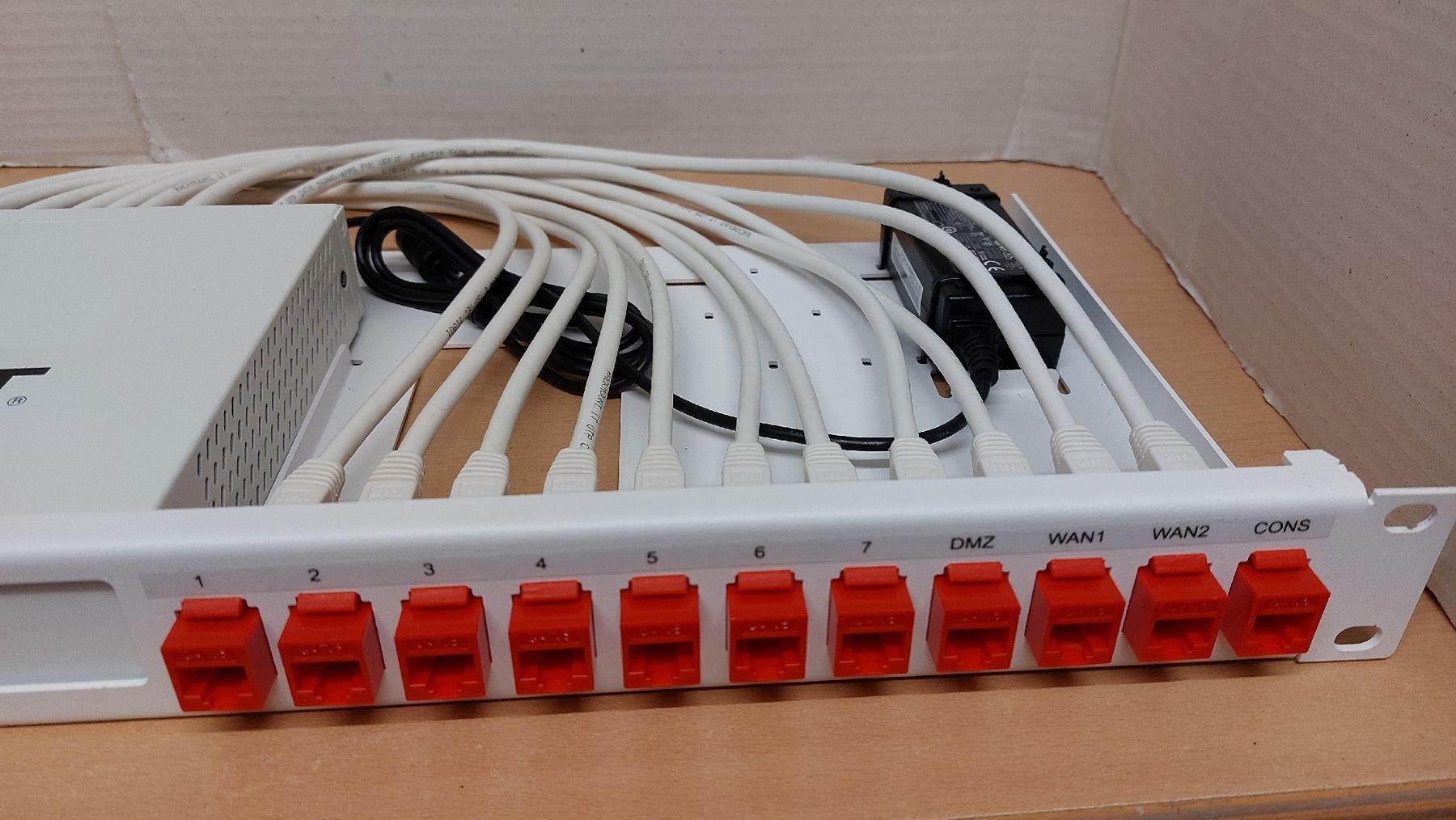 Fortinet Firewall: Fortinet Fortigate Firewall FG60 inkl. Rackmount Kit 19" – Usato da Hinteregg venduto da Amerizium 1