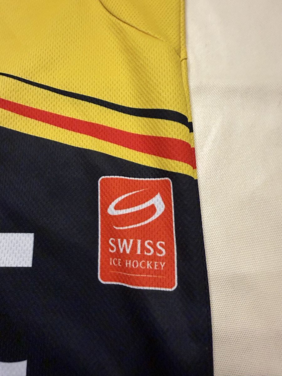 Gameworn Canottiere & Pantaloni: SC Bern Gameworntrikot Junioren Nummer 6 Grösse XL – Usato da Suhr venduto da Oppel 3