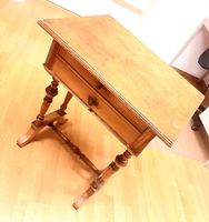 Bureau ancien en bois avec tiroirs et serrure