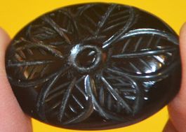 Cabochon L-1368 – Schwarzer Onyx mit Blume – 31x22mm