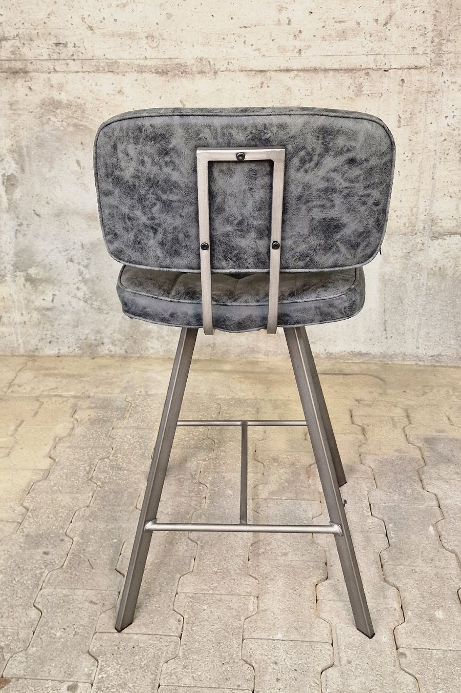 Sgabelli: Moderner Barhocker im Industrial Style - Grau Lederlook – Usato da Affeltrangen venduto da Szafaoli 4