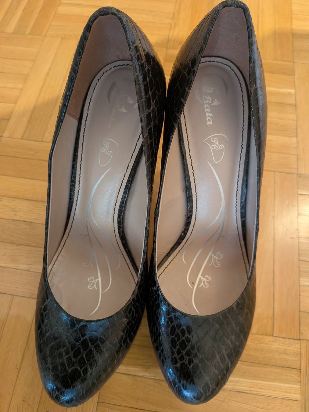 Scarpe da donna: Escarpins Bata taille 40 (neufs) – Nuovo e nell'imballaggio originale da Plan-les-Ouates venduto da vla_9sr9 1
