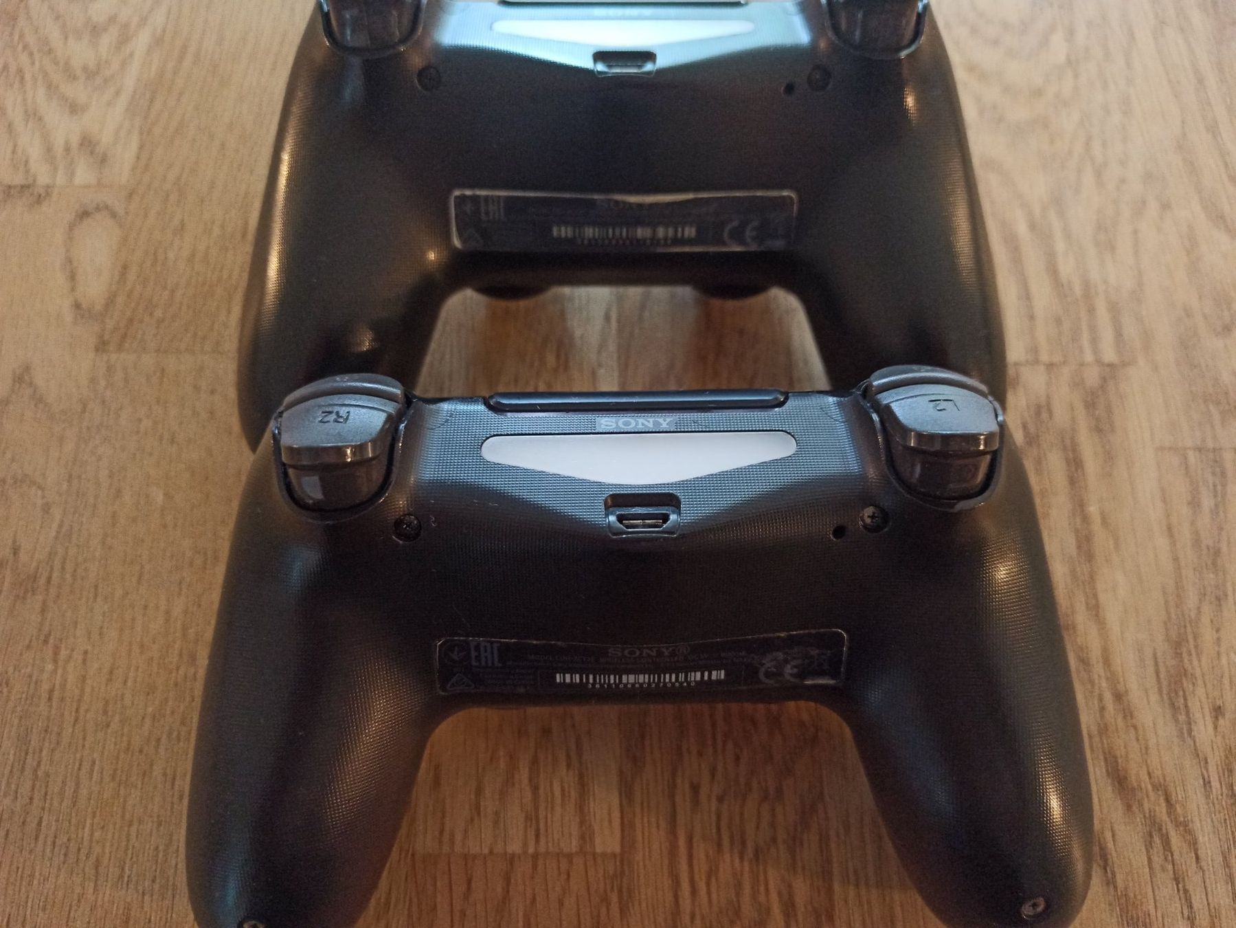 Controller: 2 x Original Controller Sony PS4 Wireless DualShock 4 V2 – Usato da Oberweningen venduto da mar_87mx 8
