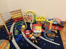 un grand lot de jouets de différentes marque