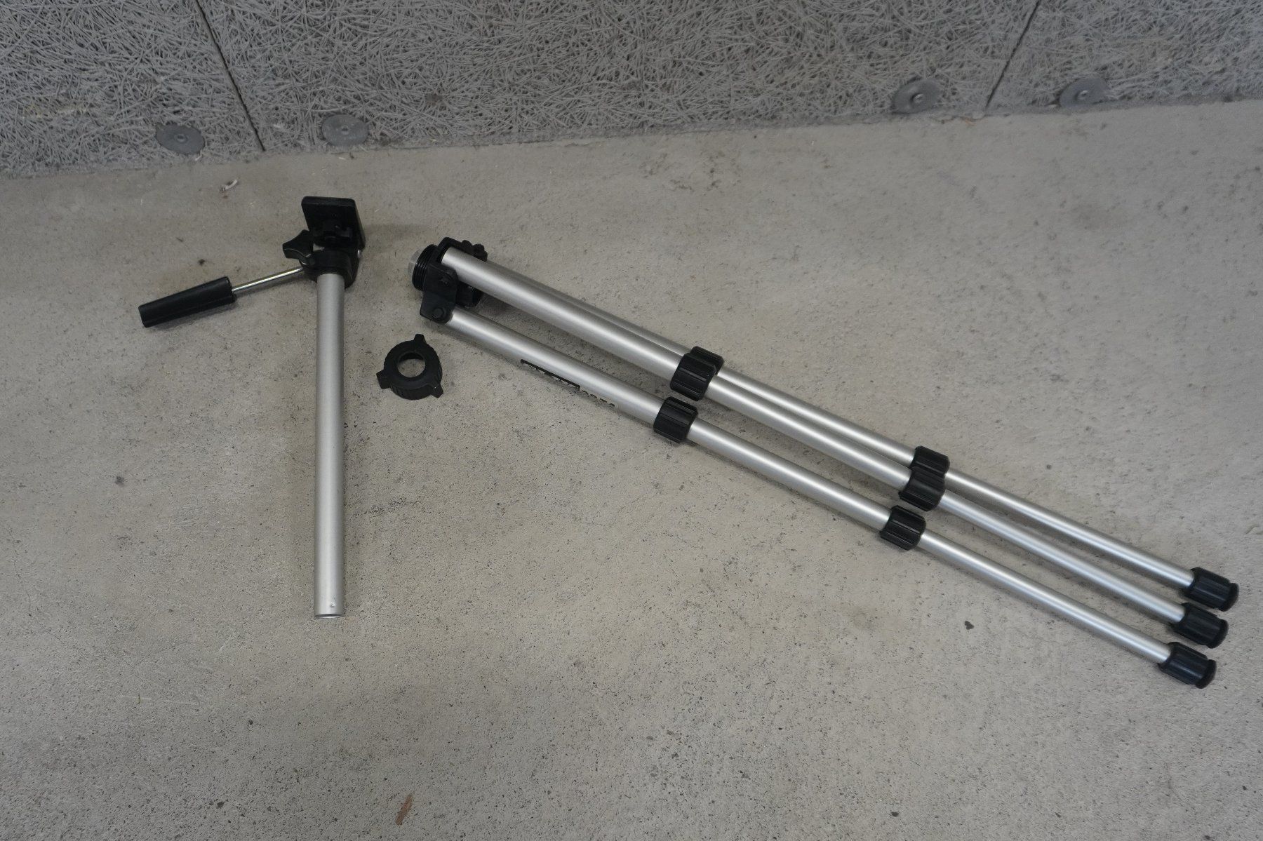 Treppiedi & Teste: Robustes Stativ SLIK Aluminium Made In Japan  (HE301) – Usato da Basel venduto da B.W.B. 2