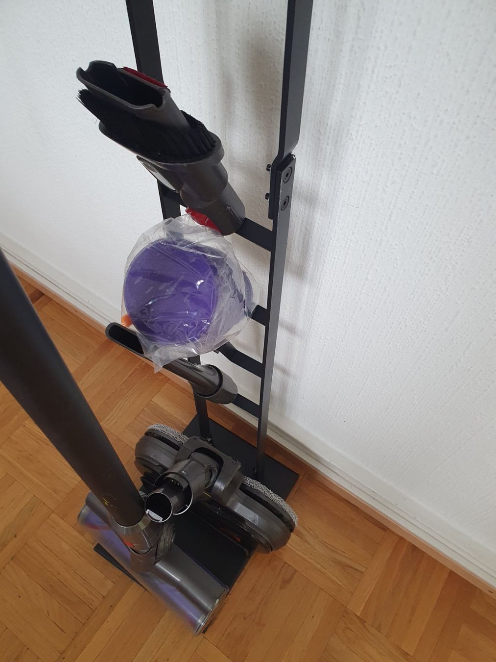 Dyson Aspirapolveri & Accessori: Dyson V10 avec stations de rangement – Usato da Prilly venduto da RoDyRe 7