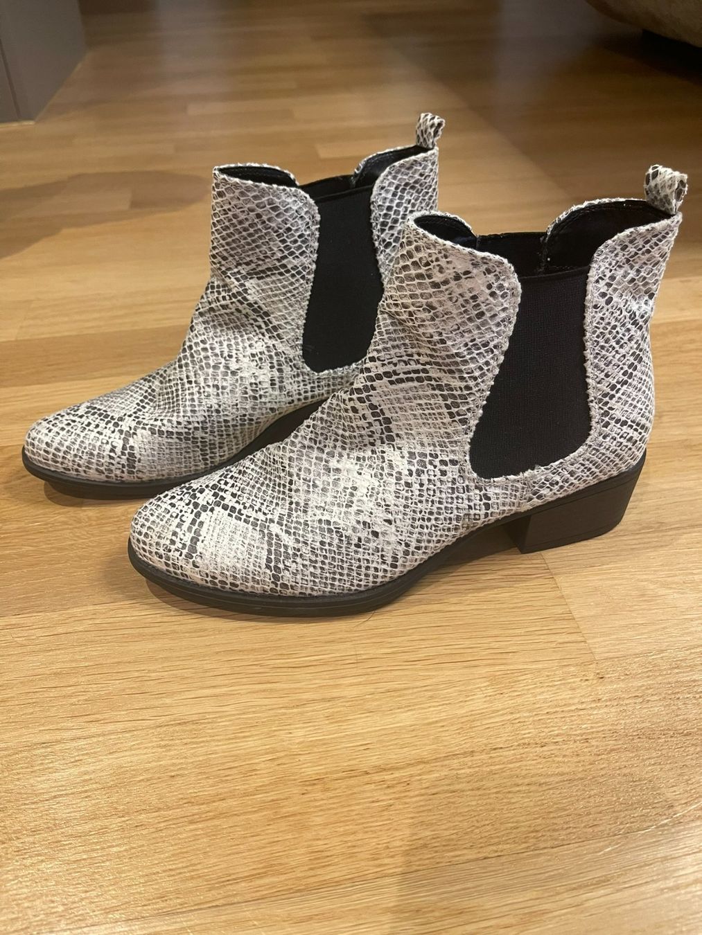 Scarpe da donna: Stiefeletten im angesagten Schlangenmuster, Gr. 37 – Usato da Rheineck venduto da FGeissler 5