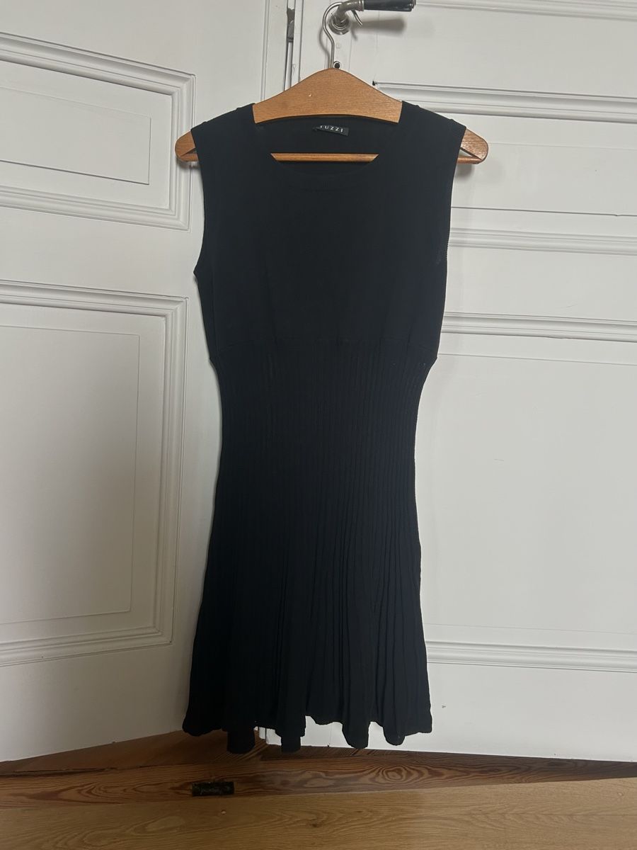 Kleider: Jolie petite robe noire, taille extensible – Gebraucht aus Neuchâtel von Yaya2020