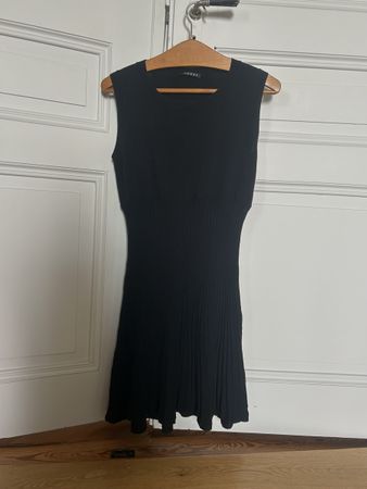 Jolie petite robe noire, taille extensible 
