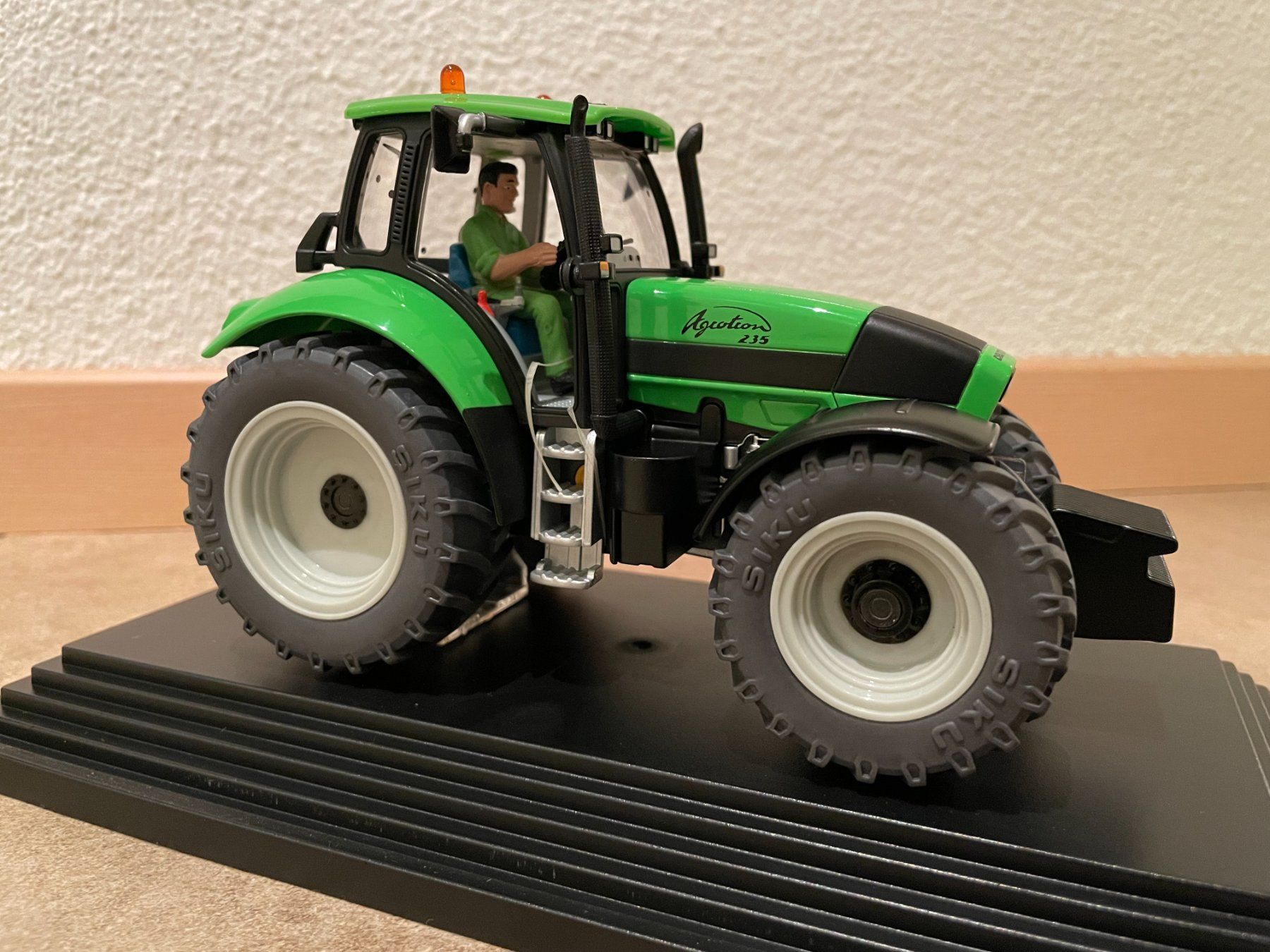 Deutz Trattori: SIKU Deutz Agrotron 235 – Nuovo e nell'imballaggio originale da Kreuzlingen venduto da Stefan1150 2
