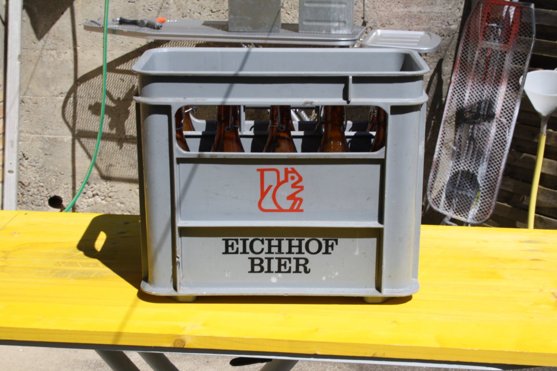Casse di vino e birra: EICHHOF BIERKISTE MIT  BÜGELFLASCHEN – Usato da Wauwil venduto da Pneuedy 5