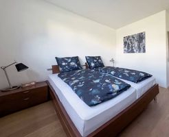 Bett aus Kirschenholz 180cm mit Nachttischen