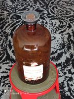 Grosse Apothekerflasche mit Glasstoepsel