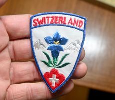 VINTAGE Badge SWITZERLAND - ST. GALLER STICKEREI  weiss