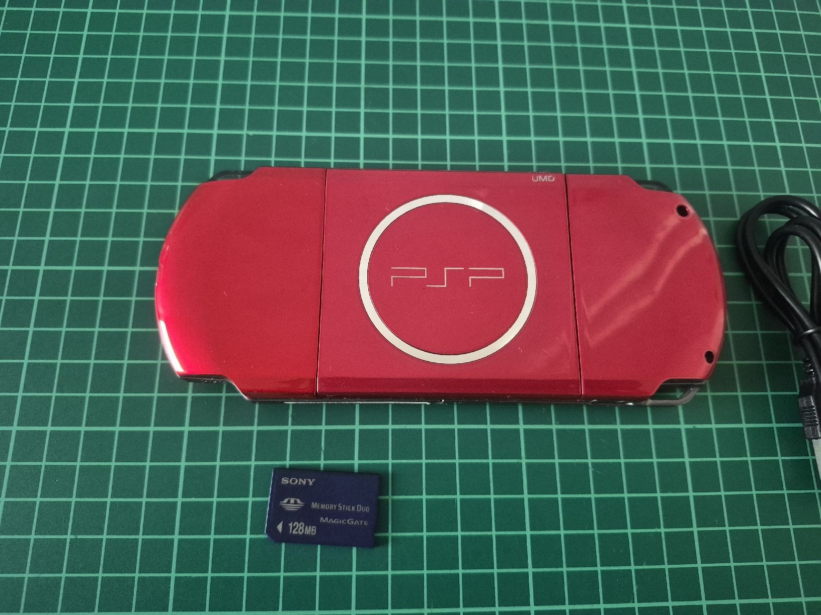 Sony Console: Sony PSP 3004 Red Handheld Console Bundle Good Condition – Usato da Meyrin venduto da Retro-GZ 3