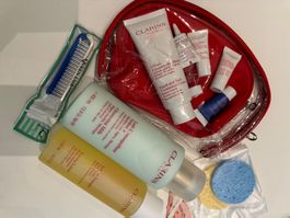 Lot de produits Clarins: soins visage et accessoires!