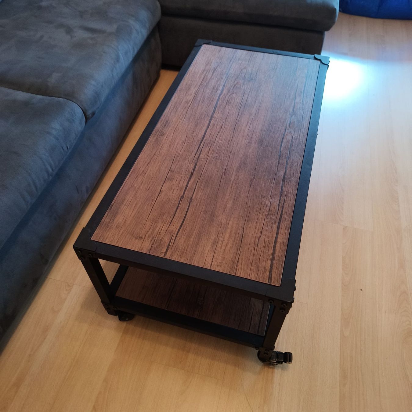 TV Möbel: Brauner Couchtisch mit Holzoptik & Metallgestell – Gebraucht aus Zürich von Clodiator 1