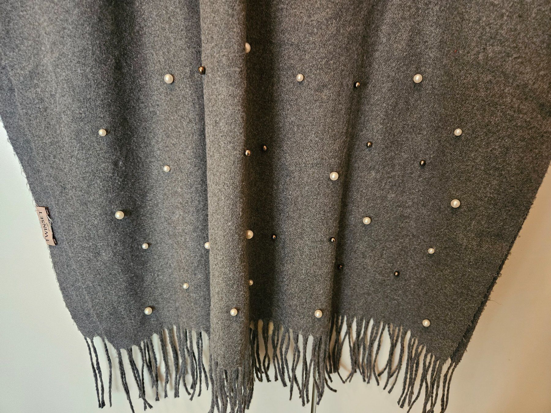 Twinset Foulard & Sciarpe: Sciarpa grigia con perline TwinSet – Usato da Melano venduto da H-Sara 2